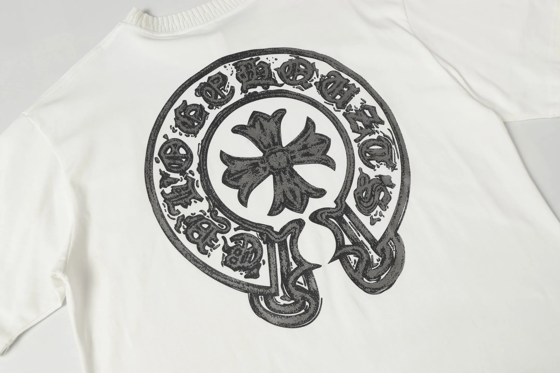 P170 Chrome Hearts CH Chrome Hearts Sanskrit cross printed short-sleeved T-shirt Printed by direct injection imported machine Hardware and accessories are all milled and customized Correctly configured Black 2025 Chrome Hearts authentic packaging 280 grams of custom-dyed double-yarn cotton Large version Loose and stylish Differentiated from lower versions, slim and long version with upper body and lower hips 100% commitment: top quality No fast food The highest version on the market Top quality - different from the ordinary versions on the market If you care about quality You must also respect the price. Absolutely zero after-sales service. The return rate so far is 0. It’s hard not to love the style. - 280g double yarn cotton custom-dyed fabric. - Correct high-density main mark. Washed tag. Hand-sewn.